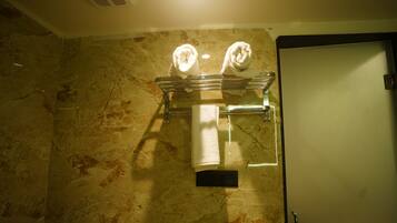 Habitación superior | Baño | Regadera, toallas, jabón, shampoo
