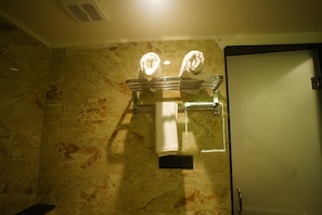 Superior Room | Bathroom | Shower, towels, soap, shampoo