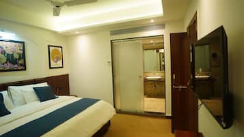 Studio Suite Royal | Bàn, khu vực làm việc phù hợp cho laptop