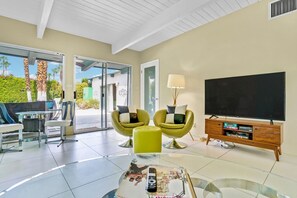TV - Emerald Escape: Huge Backyard, Private Casita, BBQ (Palm Springs)