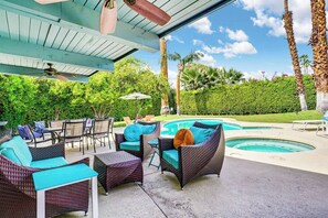 Outdoor dining - Emerald Escape: Huge Backyard, Private Casita, BBQ (Palm Springs)