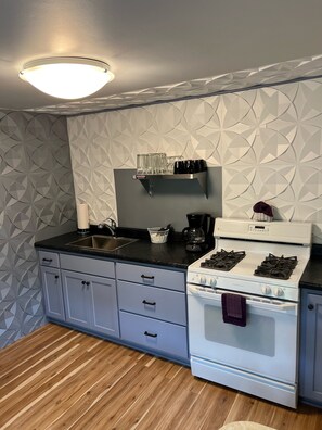 Private kitchen - Charming cottage just outside Fish Creek - perfect getaway spot (Fish Creek)