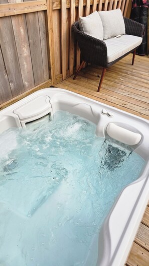 Outdoor spa tub - Cabin with Private HOT TUB!!!  8 minutes to Ark Encounter!!! (Dry Ridge)