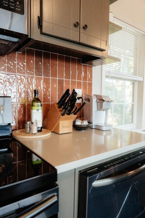 Fridge, stovetop