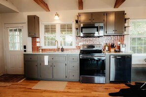 Een koelkast, een kookplaat