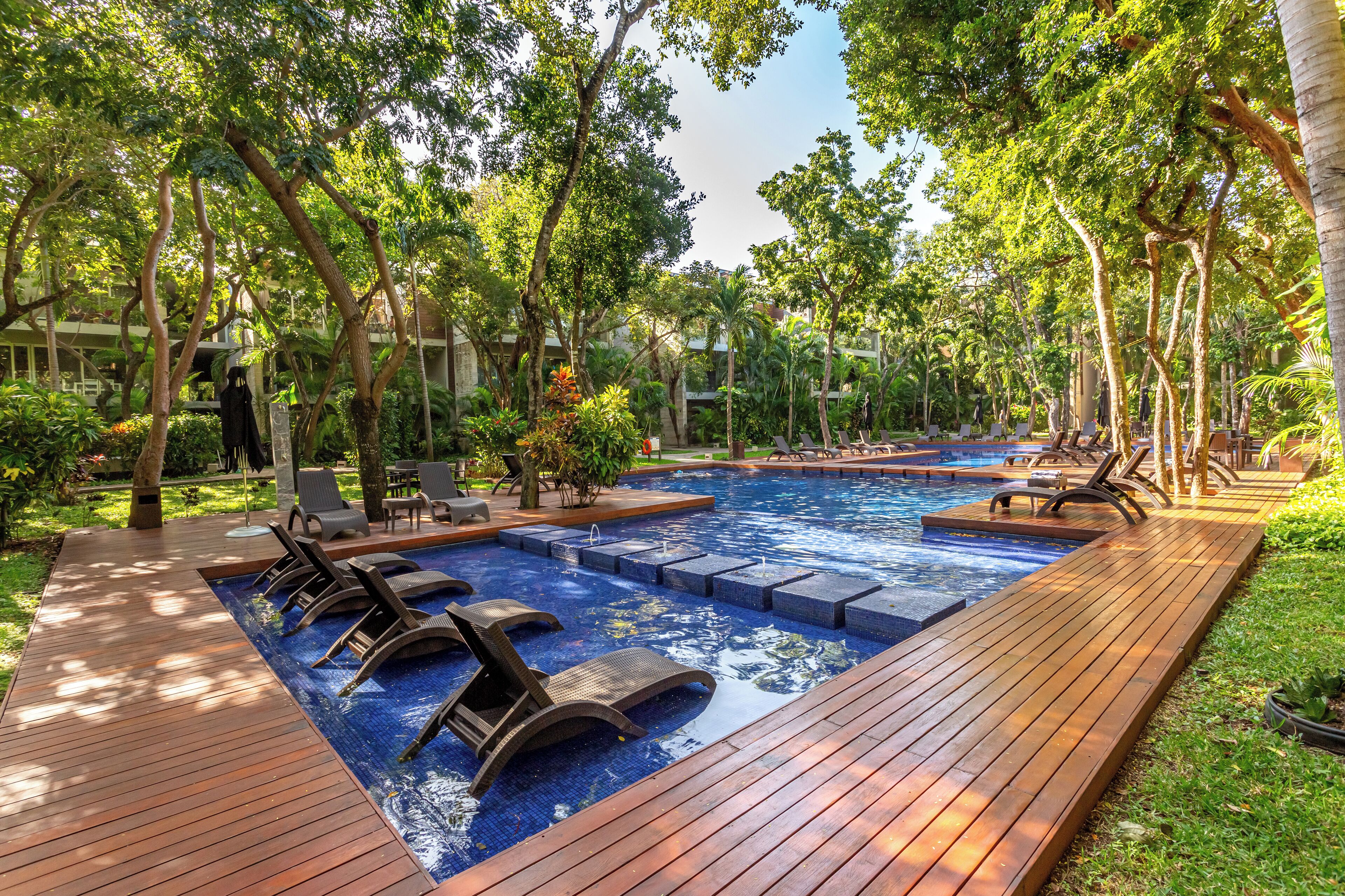 室外游泳池，恒温泳池