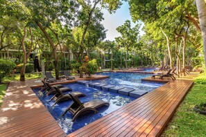 Outdoor pool, a heated pool - Charming 3-bedroom, flat at Vaiven Del Mar, Playacar  in Playa del Carmen (Playa del Carmen)