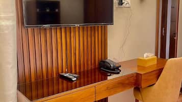 Espacio para trabajar con laptop y tabla de planchar con plancha