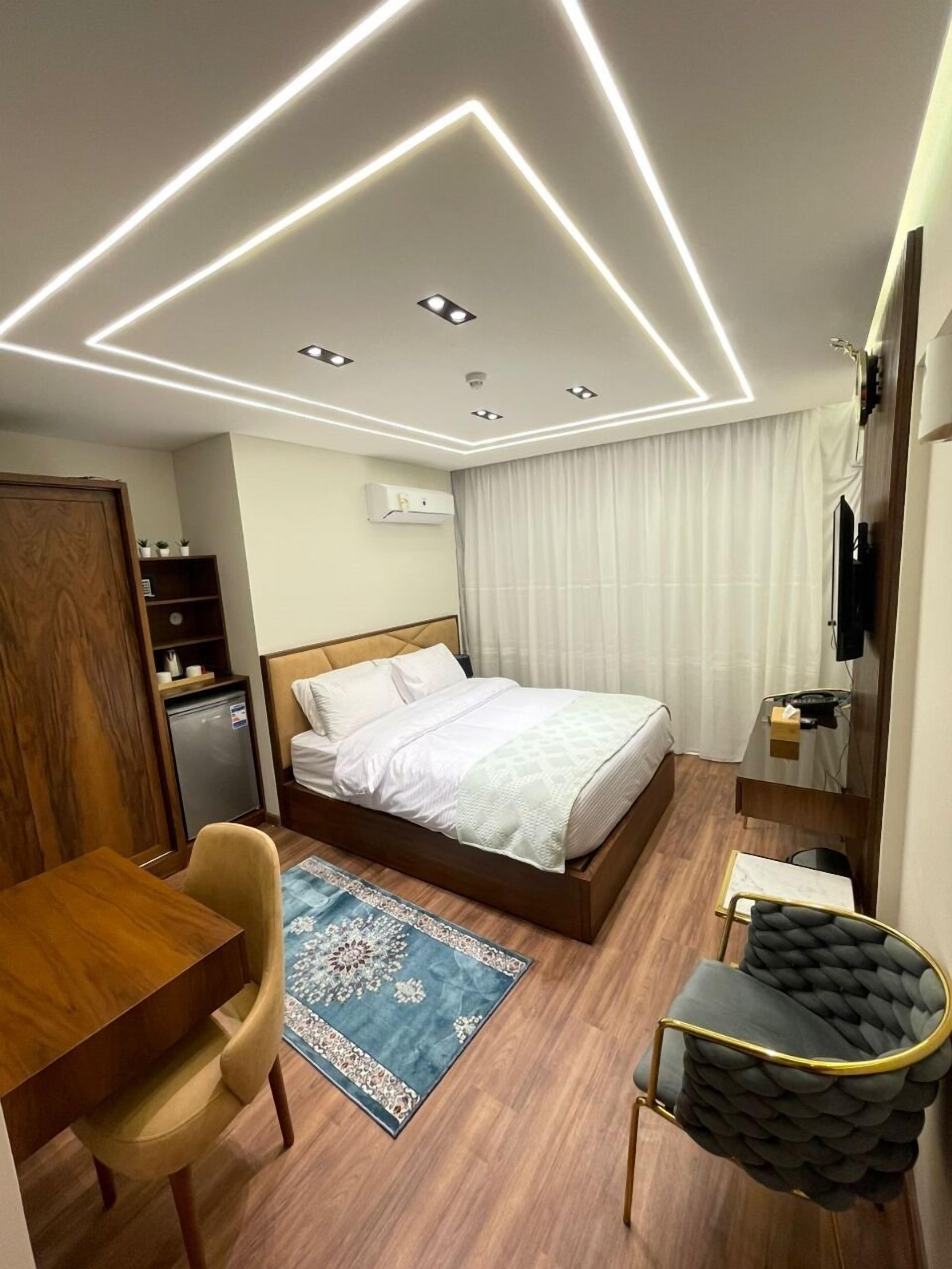 Espacio para trabajar con laptop y tabla de planchar con plancha 