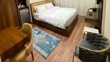 Espacio para trabajar con laptop y tabla de planchar con plancha