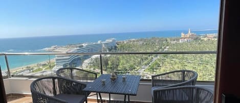 Deluxe Studio | In-room dining