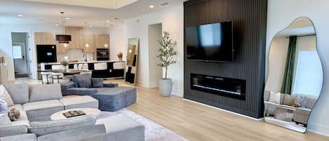 テレビ、暖炉、卓球台