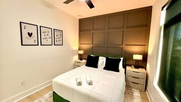 4 habitaciones, escritorio y tabla de planchar con plancha