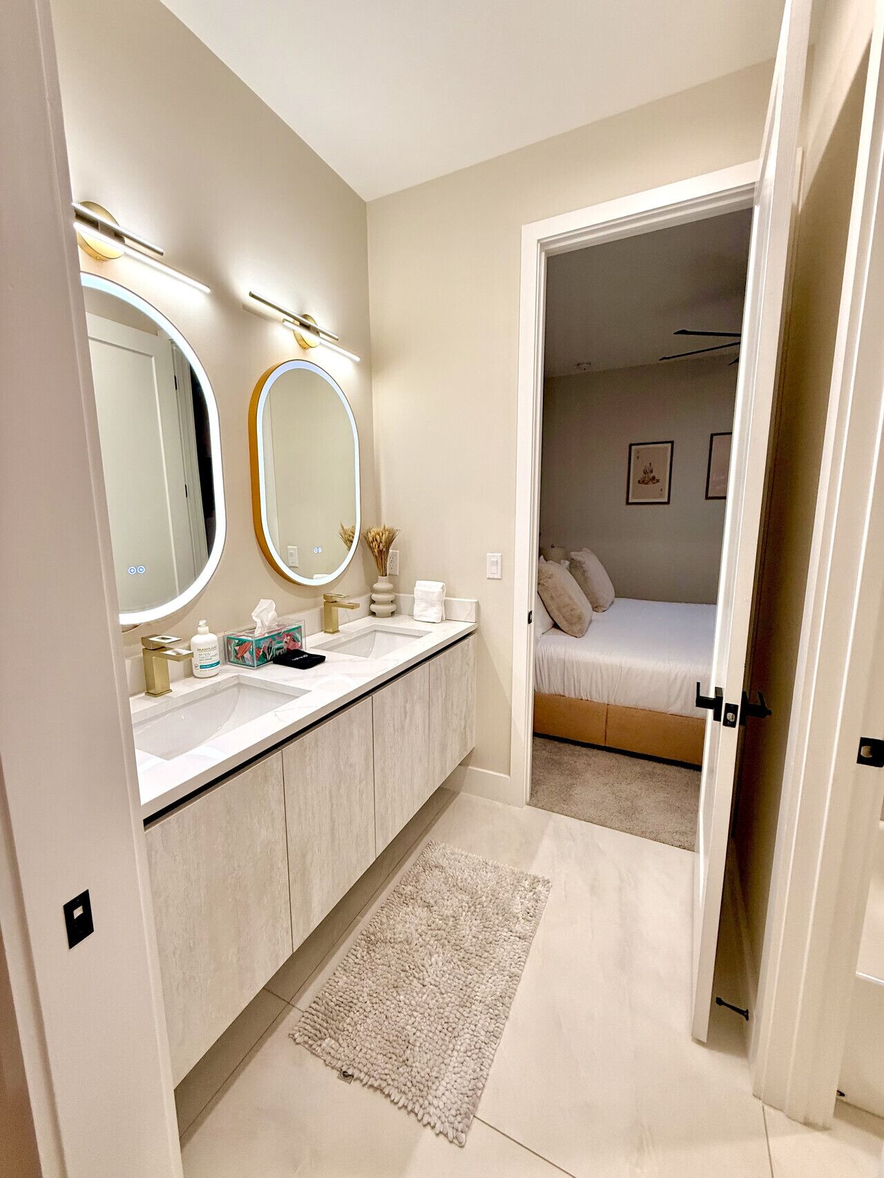 4 habitaciones, escritorio y tabla de planchar con plancha 