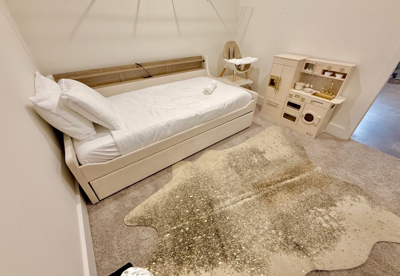 4 bedrooms, desk, iron/ironing board, travel cot