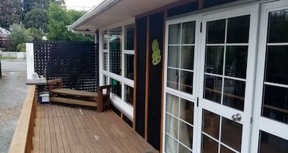 A cozy rustic Bungalow in the City.
Fam & Pet Friendly close to the new stadium