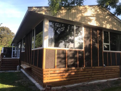 A cozy rustic Bungalow in the City. 
Fam & Pet Friendly
3 bed casual kiwi styles