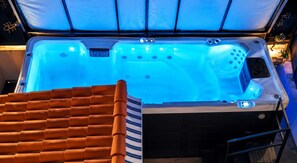 A hot tub with a tiled roof and a blue light. - Nice Modern apartment with heated pool, terrace, garage and streetcar 2 min away (Nice)