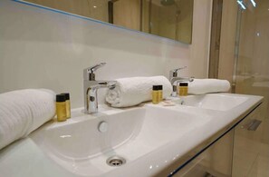 Dusj, hårføner, håndklær og såpe