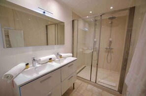Shower, hair dryer, towels, soap - Nice Modern apartment with heated pool, terrace, garage and streetcar 2 min away (Nice)