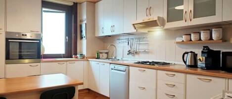 Een magnetron, een oven, een kookplaat, een vaatwasser