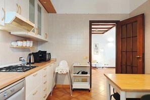 Four à micro-ondes, un four, surface de cuisson, lave-vaisselle