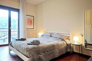 2 bedrooms, iron/ironing board, WiFi, bed sheets - Elegant lake view penthouse (Intra)