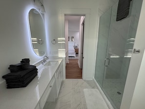 Een douche, handdoeken, toiletpapier