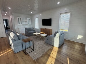 TV - 6BR Luxury Home with Private Pool- Walk to Marina and Local Restaurants (Orange Beach)