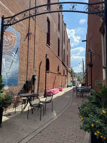 Charming 2-bedroom house with a river view in wonderful Madison