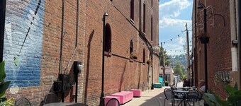 Charming 2-bedroom house with a river view in wonderful Madison