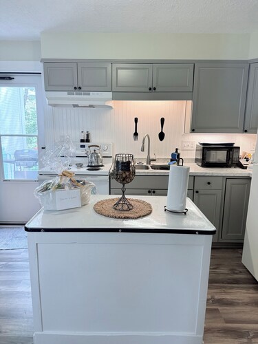 Charming 2-bedroom house with a river view in wonderful Madison