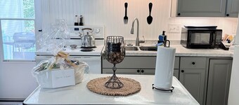 Charming 2-bedroom house with a river view in wonderful Madison