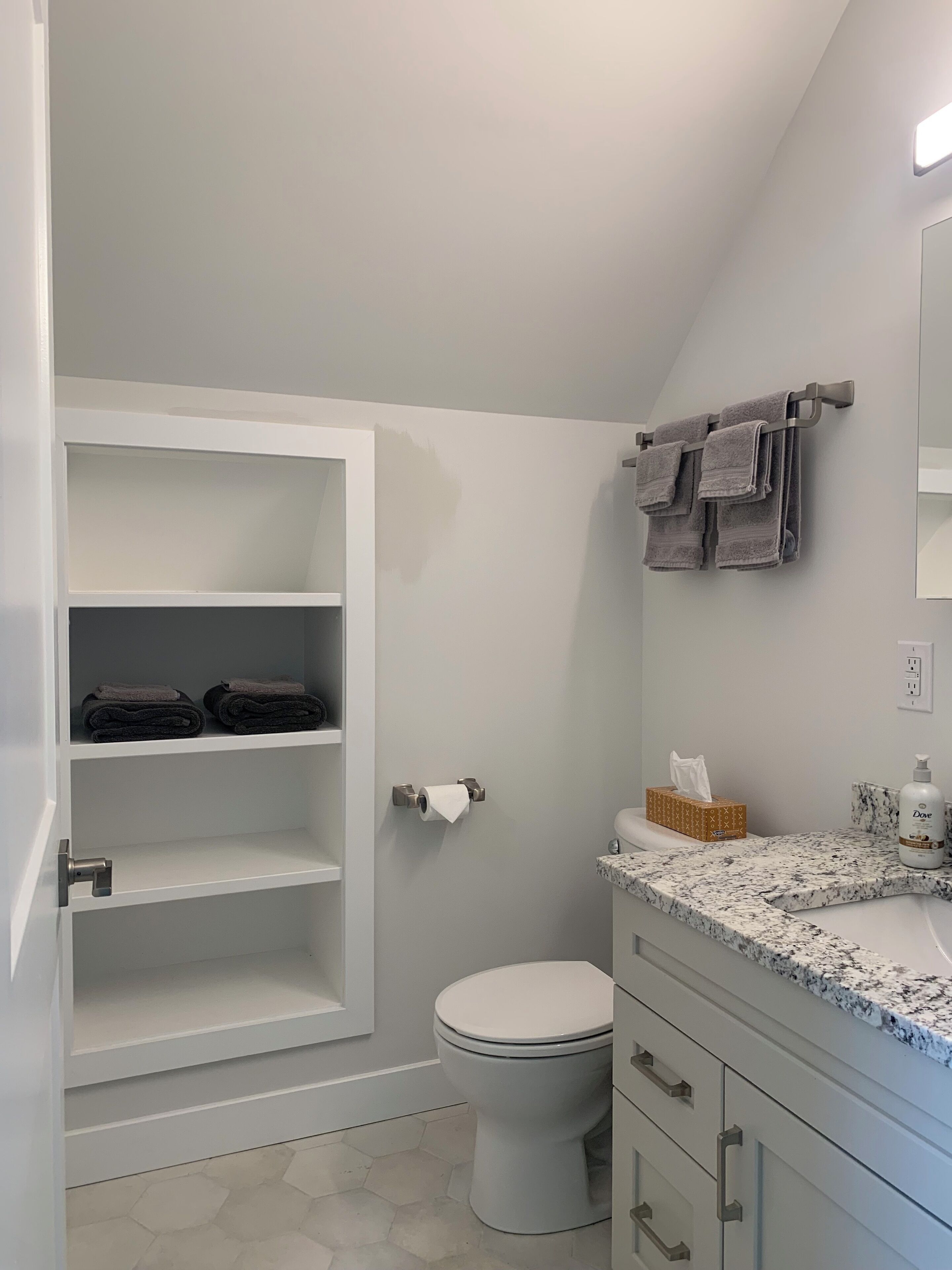 Een douche, een haardroger, handdoeken, zeep