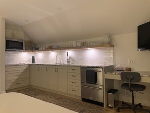 Refrigerador, microondas, parrilla de estufa y cafetera y tetera 