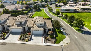 Exterior - Exclusive Fountain Hills 3-bedroom house in welcoming Kennewick with Hot tub. (Kennewick)