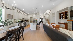 Interior - Exclusive Fountain Hills 3-bedroom house in welcoming Kennewick with Hot tub. (Kennewick)