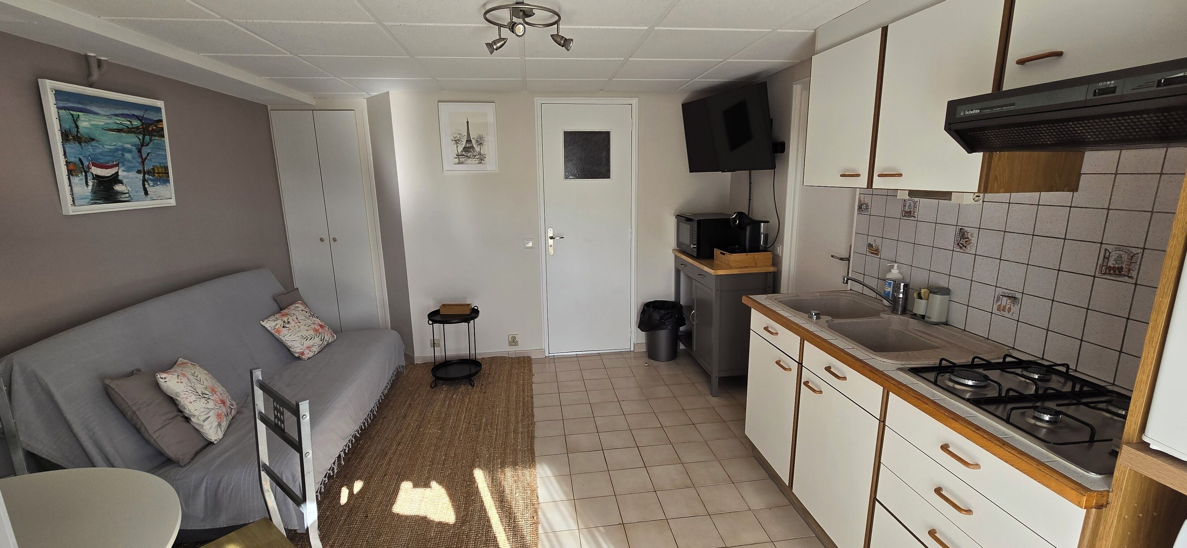 Frigorífico, microondas, horno y placa de cocina