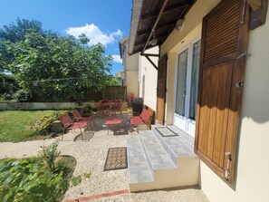 Outdoor dining - Charming 35 m2 apartment with terrace and garden (Domont)
