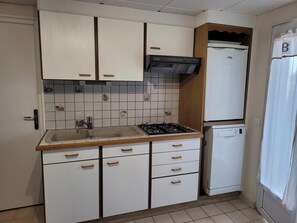 Køleskab, mikrobølgeovn, ovn, kogeplade