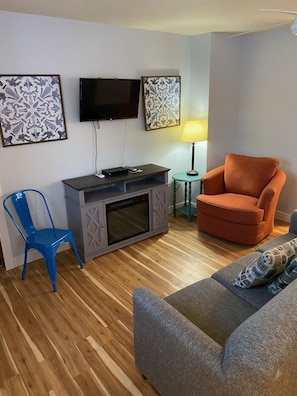 TV, fireplace