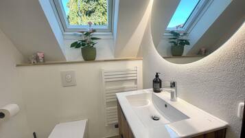 Dusche, Haartrockner, Handtücher, Seife