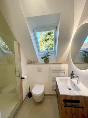 Dutxa, assecador de cabells, tovalloles i sabó