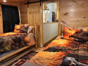 3 bedrooms, iron/ironing board, WiFi, bed sheets - Tranquil Woods, Water and Wildlife (Pittsburg)
