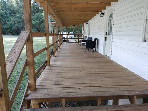 Adorable apartment with AC in the Howard Finster Vision House Museum