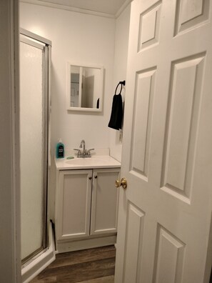 Serviettes fournies, savon, papier toilette