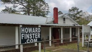 Un bâtiment sur lequel on peut lire l’inscription suivante : « HOWARD FINSTER.COM ».