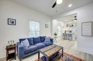 Smart TV - Historic Charm Meets Modern Convenience (San Antonio)