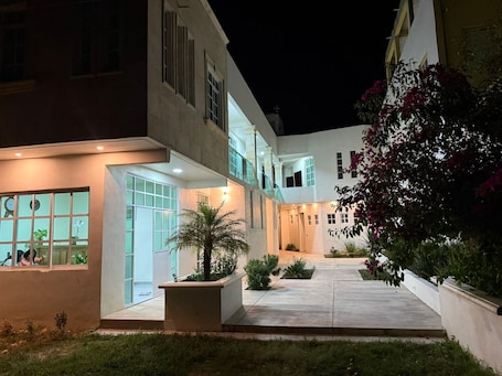 Exterior. Hotel Leilani