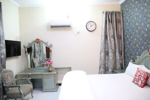 6 bedrooms, iron/ironing board, Internet, bed sheets